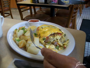 Omelette con dentro di tutto e patate.... la colazione più pesante che ho fatto in vita mia!!!