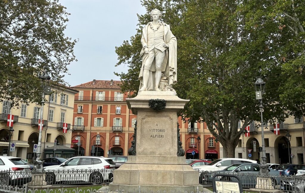Statua di Vittorio Alfieri ad Asti